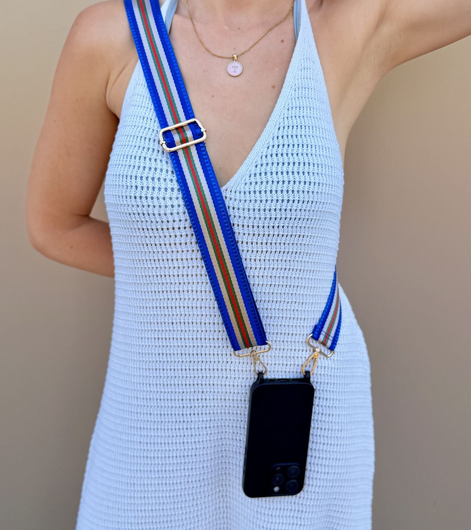 Popruh na mobil v modrej farebnej kombinácii a čierny kryt na iPhone na doplnenie outfitu - Strappy Set Timeless Monaco Blue na modelke.