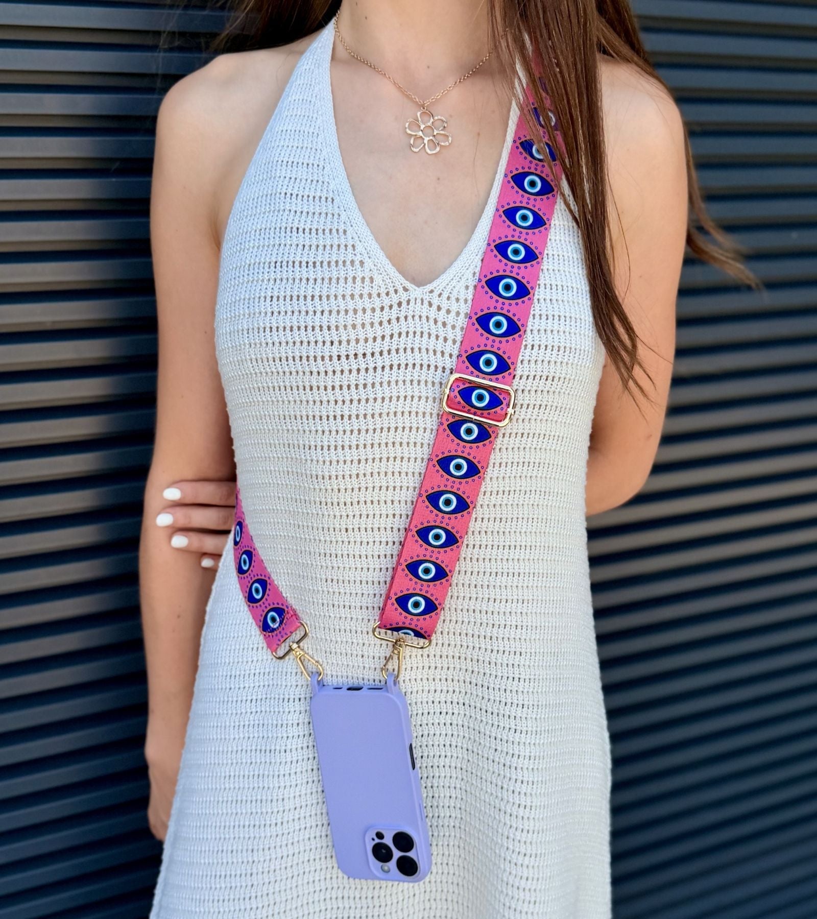 Strappy Set Art Evil Eye na modelke – ružový crossbody popruh na mobil s motívom Evil Eye a fialový kryt na iPhone pre voľné ruky počas dňa.