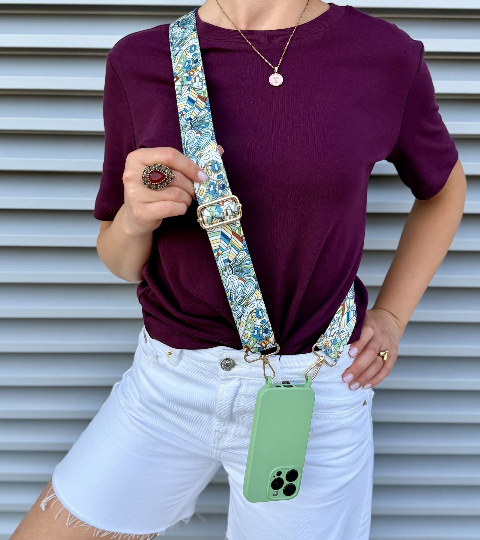 Strappy Set Art Ocean Mosaic na modelke – modro-zelený crossbody popruh na mobil Ocean Mosaic a zelený kryt na iPhone.