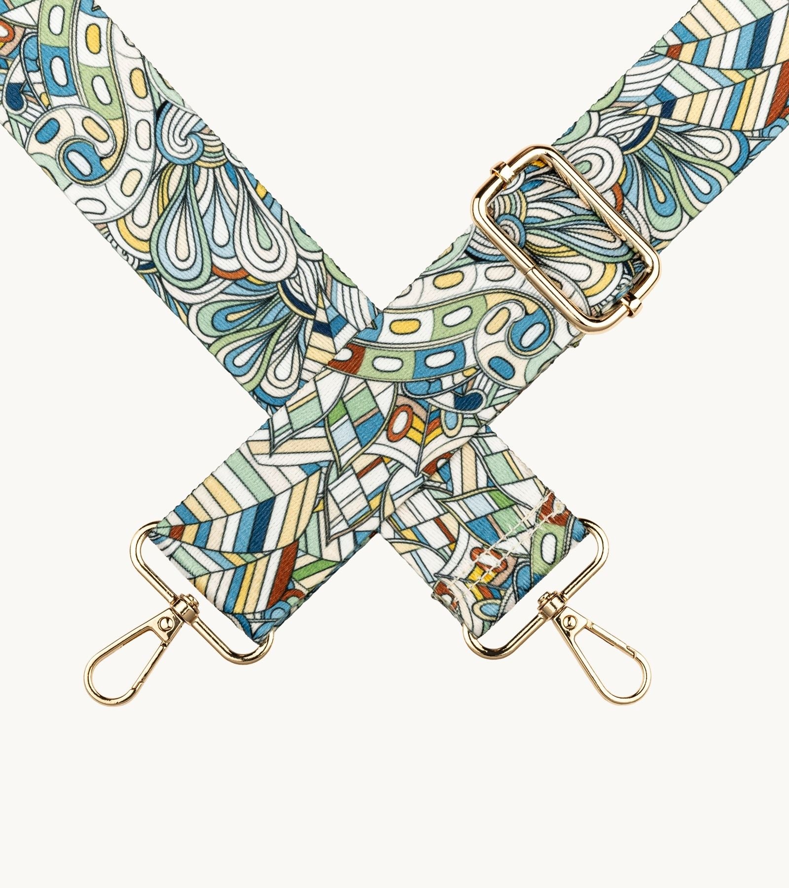 Detail crossbody popruhu na mobil Strappy Art Ocean Mosaic s mozaikovým vzorom v modrých odtieňoch.