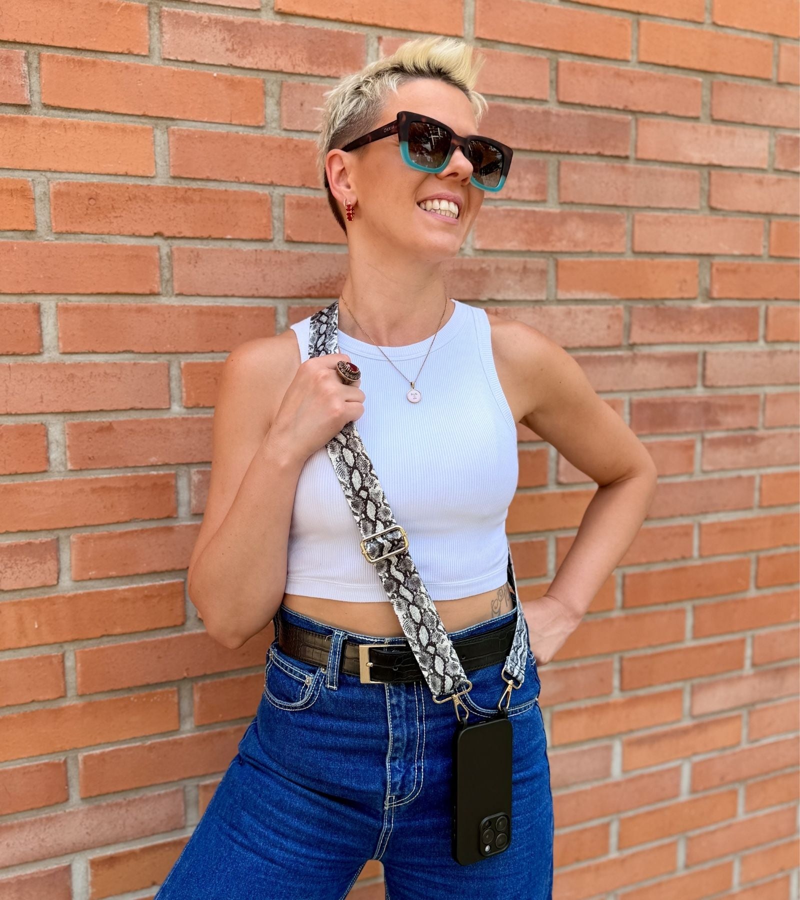 Strappy Set Wild Black Python na modelke – čierno-biely crossbody popruh na mobil Black Python a čierny kryt na iPhone pre voľné ruky počas dňa.
