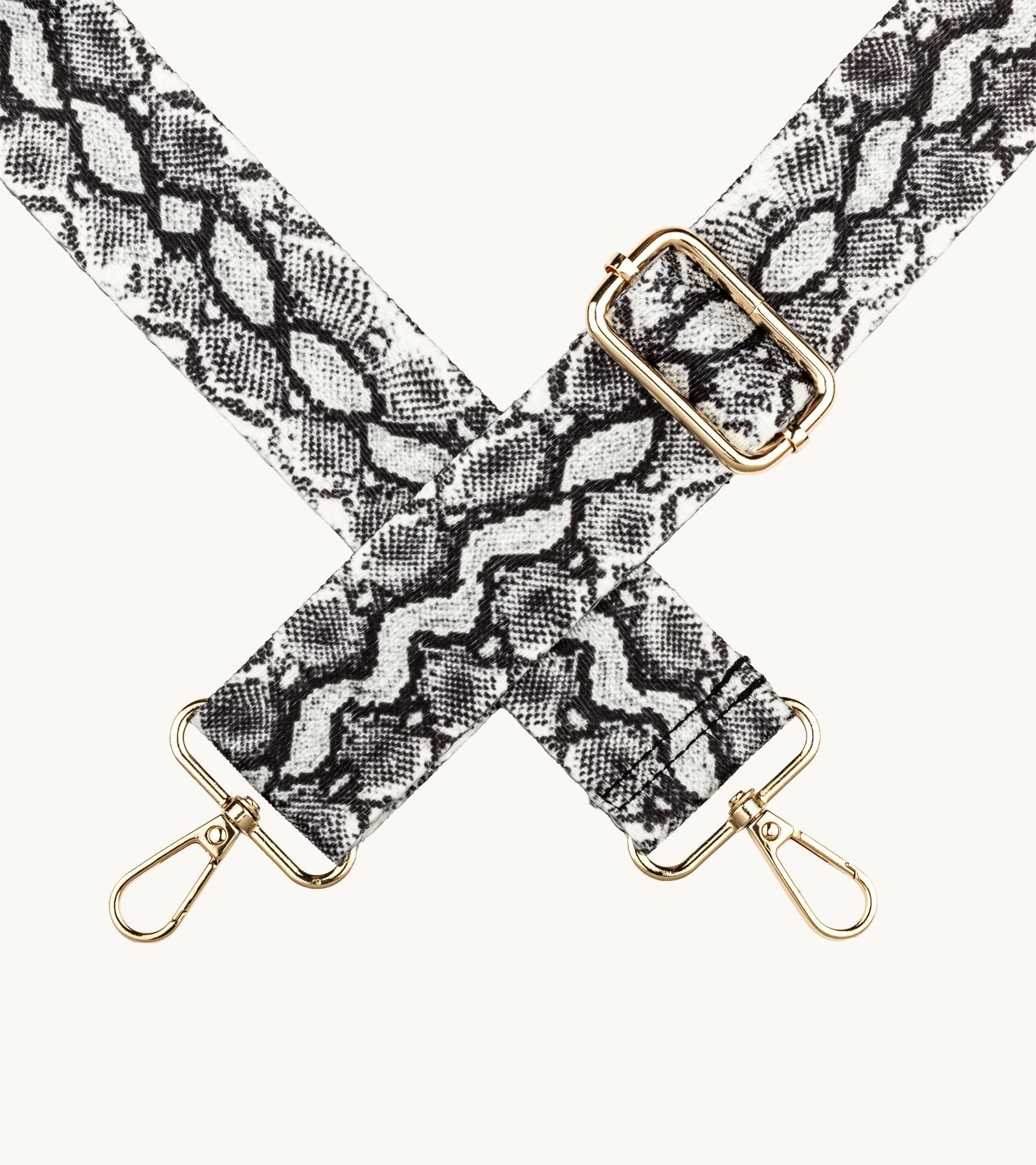Detail crossbody popruhu na mobil Strappy Wild Black Python s čierno-bielym vzorom hada.