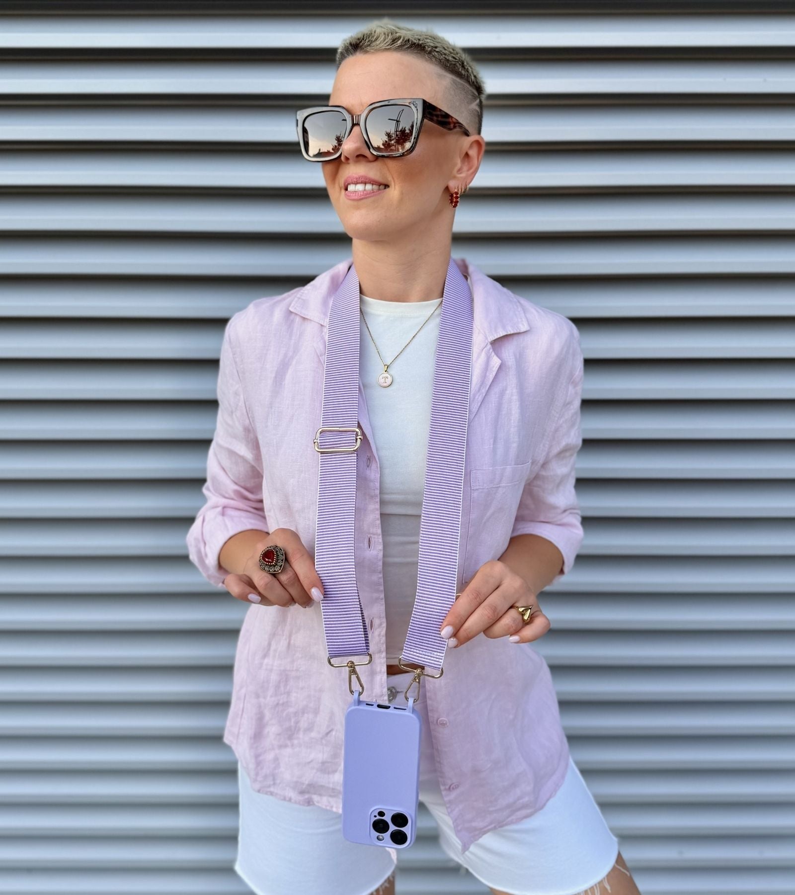 Strappy Set Line Lavender na modelke – fialový crossbody popruh na mobil s fialovým krytom na iPhone pre voľné ruky počas dňa.