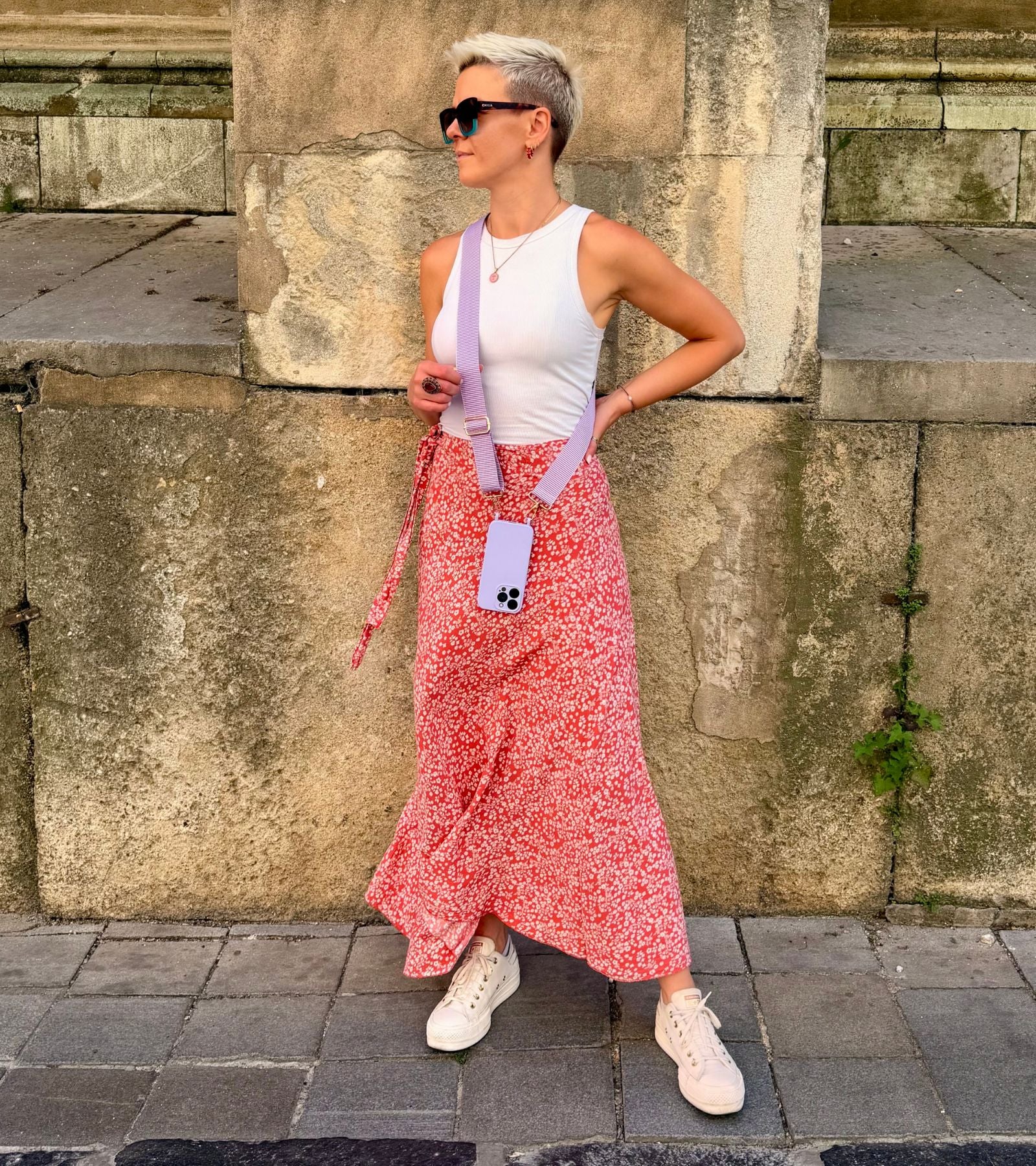 Strappy Set Line Lavender na modelke – fialová crossbody šnúrka na mobil s fialovým krytom na smartfón pre voľné ruky počas dňa.