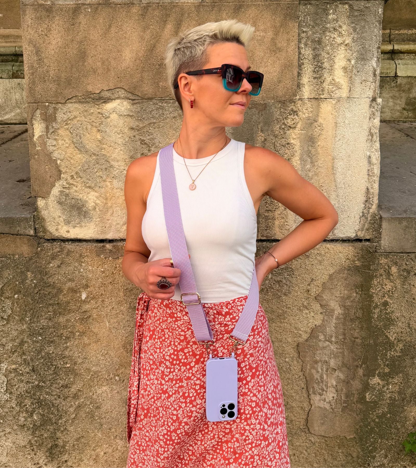Strappy Set Line Lavender na modelke – crossbody šnúrka na telefón vo fialovej farebnej kombinácii a fialový kryt na iPhone ako štýlový módny doplnok.