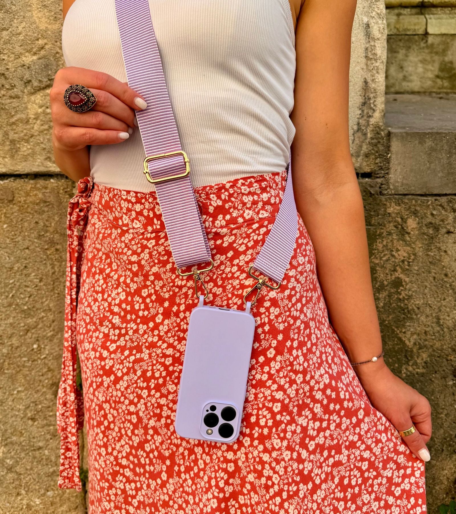 Detail Strappy Set Line Lavender – fialový crossbody popruh na mobil a fialový kryt na telefón pre každodenné nosenie.