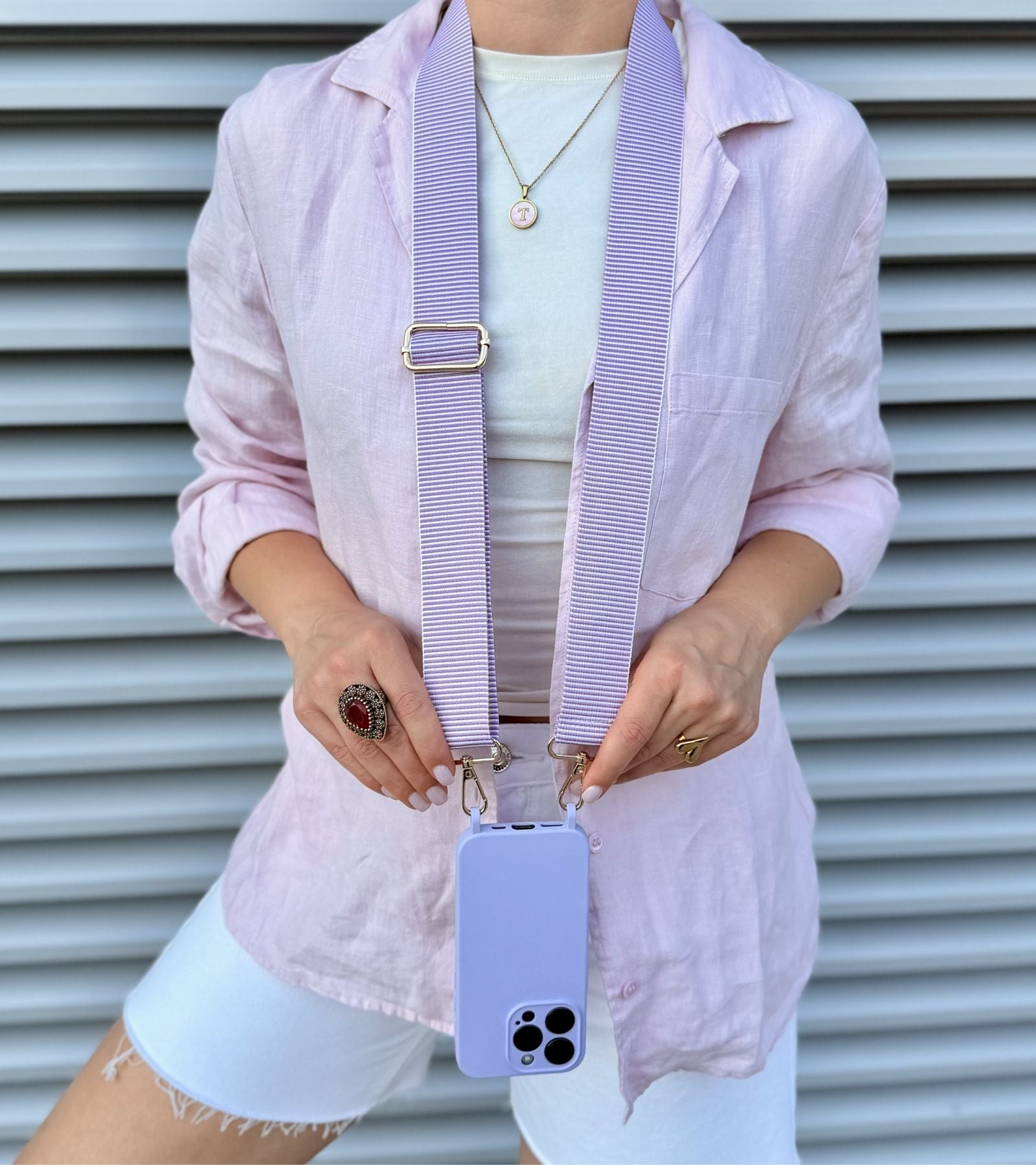 Detail Strappy Set Line Lavender – crossbody popruh na mobil vo fialovej farebnej kombinácii a fialový kryt na iPhone pre každodenné nosenie.