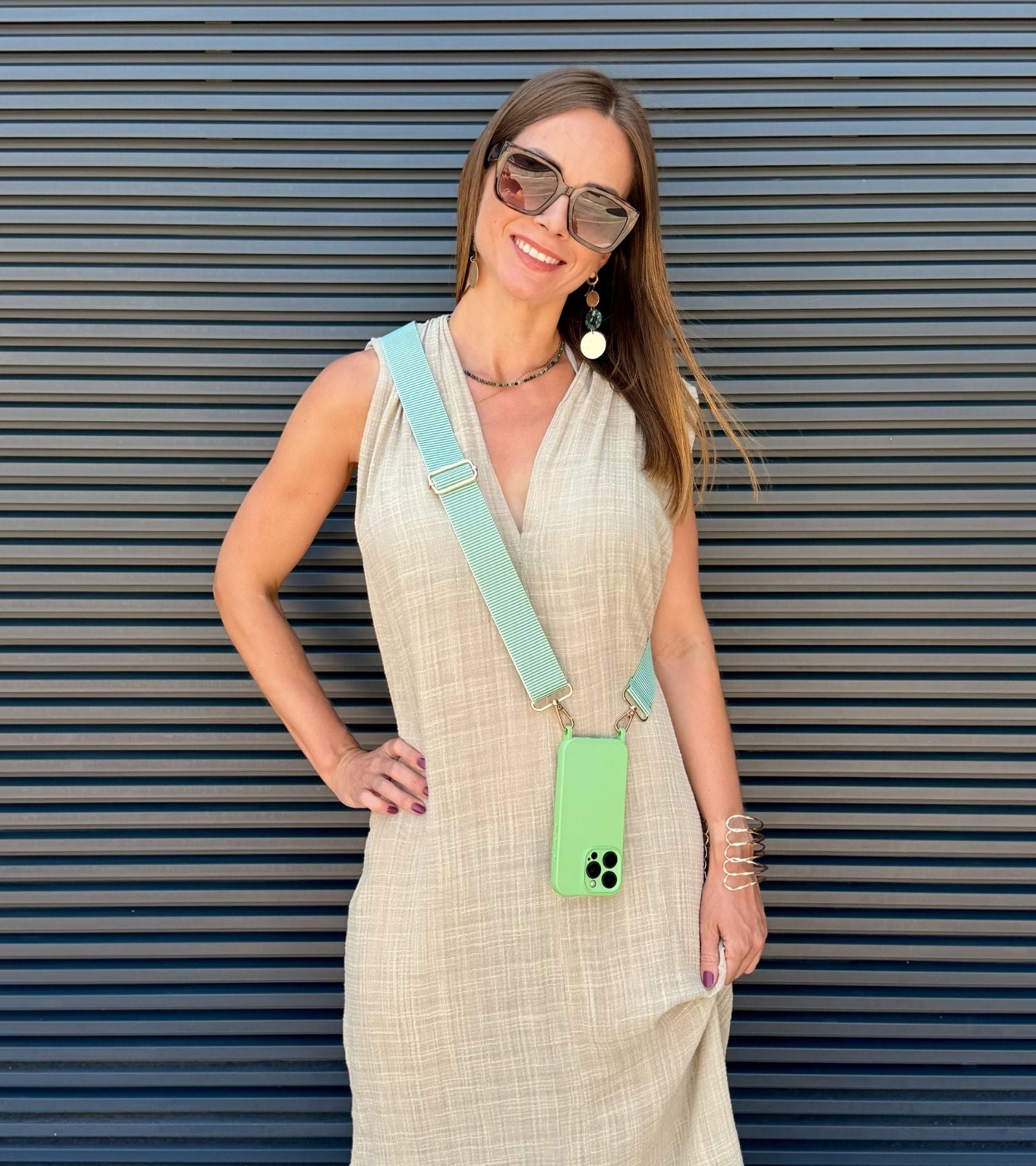 Strappy Set Line Matcha Green na modelke – crossbody popruh na mobil v zelenej farebnej kombinácii a zelený kryt na iPhone ako súčasť outfitu.