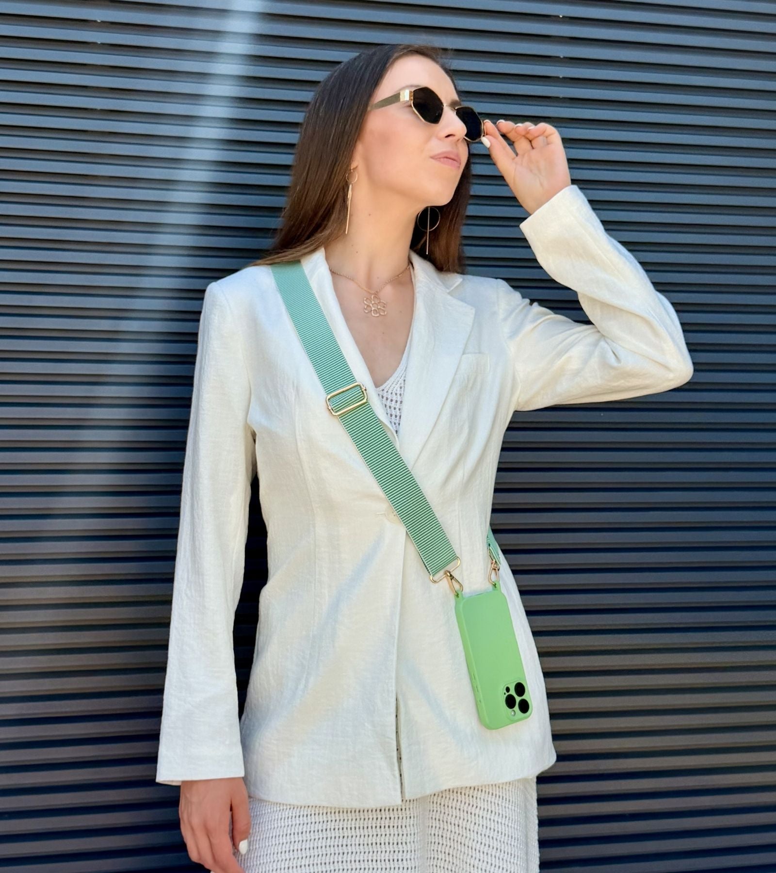Strappy Set Line Matcha Green na modelke – crossbody popruh na mobil v zelenej farebnej kombinácii a zelený kryt na iPhone pre každodenné nosenie.