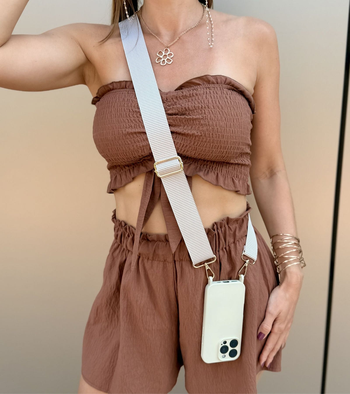 Detail Strappy Set Line Soft Beige – crossbody popruh na mobil v béžovej farebnej kombinácii a béžový kryt na iPhone pre voľné ruky počas dňa.