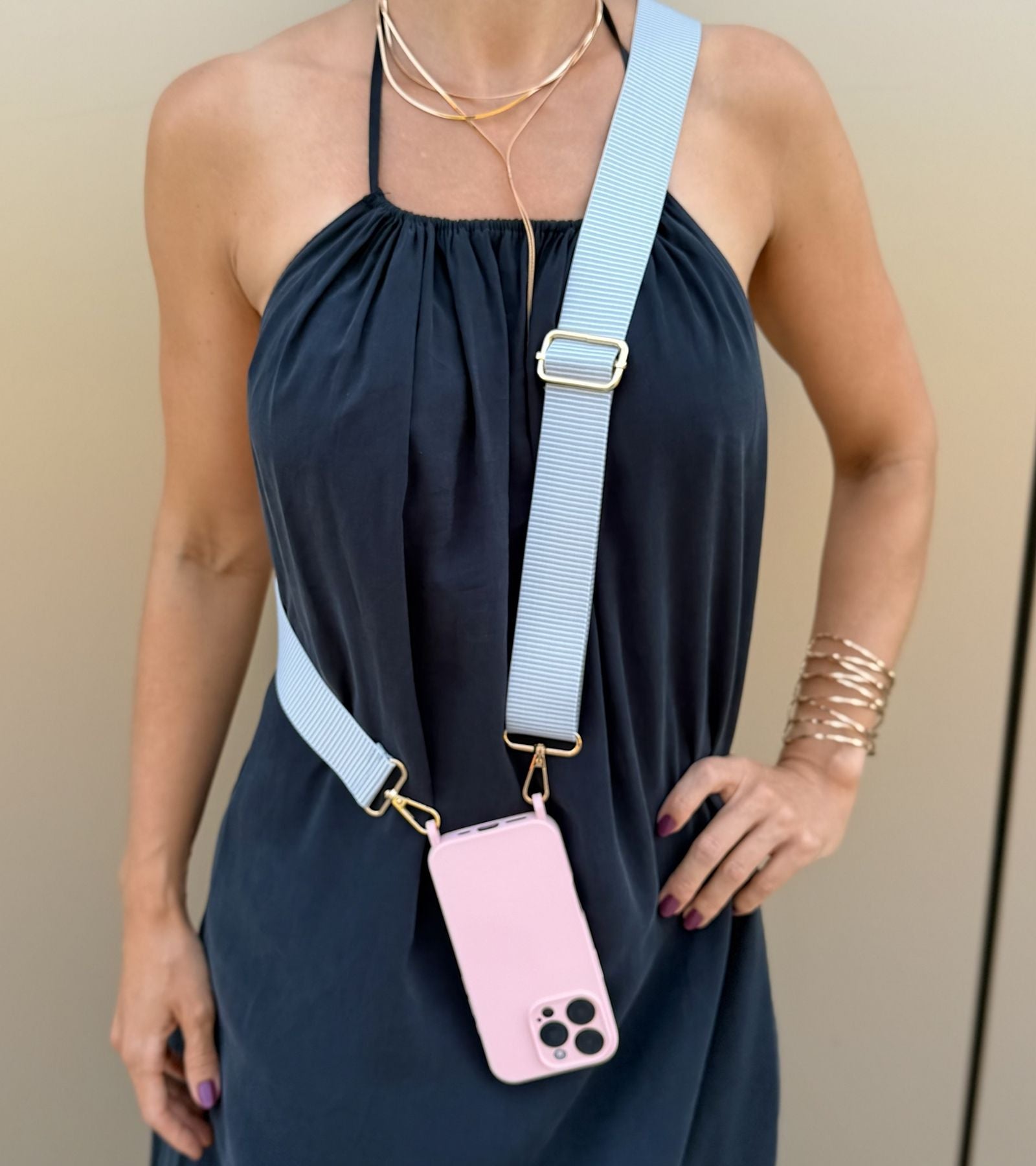 Detail Strappy Set Line Soft Gray – crossbody popruh na mobil v sivej farebnej kombinácii a ružový kryt na iPhone pre voľné ruky počas dňa.