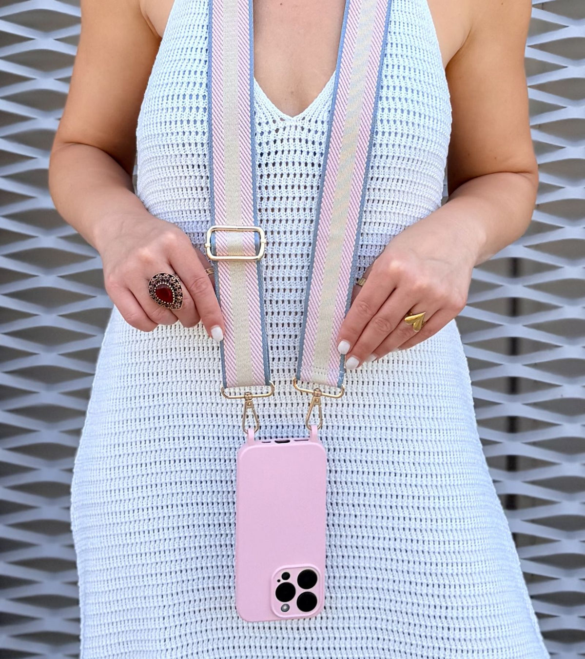 Detail Strappy Set Retro Pastel Pink – retro pásikavý crossbody popruh na mobil v ružovej farebnej kombinácii a ružový kryt na iPhone pre voľné ruky počas dňa.