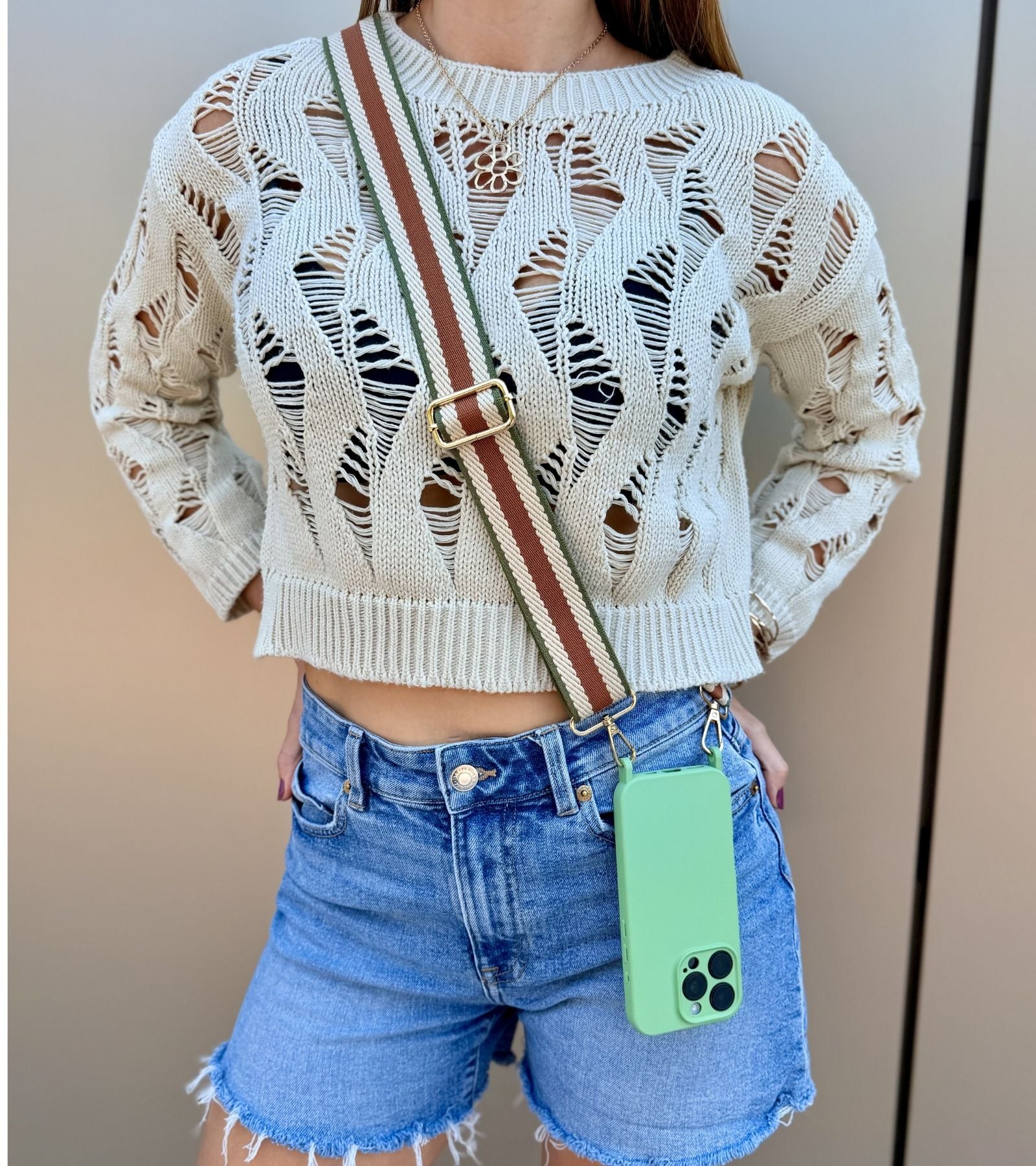 Detail Strappy Set Retro Vintage Brown  – retro pásikavý crossbody popruh na mobil v hnedej farebnej kombinácii a zelený kryt na iPhone ako súčasť outfitu.