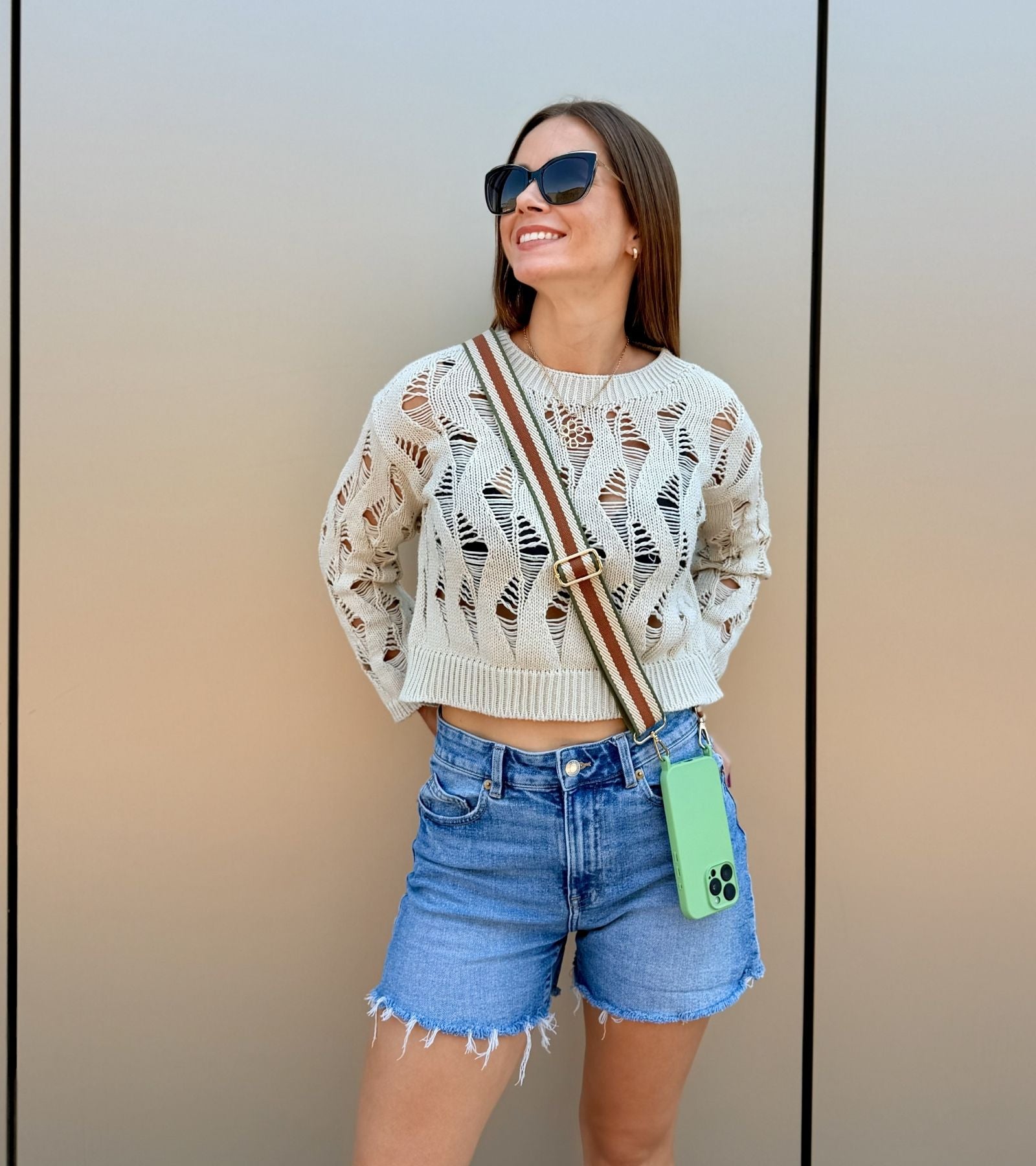 Strappy Set Retro Vintage Brown  – retro pásikavý crossbody popruh na mobil v hnedej farebnej kombinácii a zelený kryt na iPhone pre voľné ruky počas dňa.